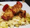 Brochette de poulet mariné et fondue de poireaux