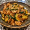 Poulet mariné et courgettes sauté au sésame
