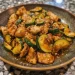 Poulet mariné et courgettes sauté au sésame